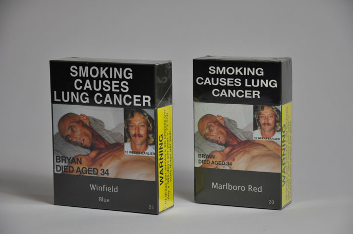 Hai bao thuốc lá in cảnh báo “Smoking causes lung cancer” cùng hình ảnh người tử vong vì ung thư phổi.